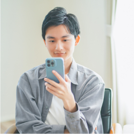 電話をかける男性