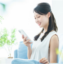 電話をかける女性